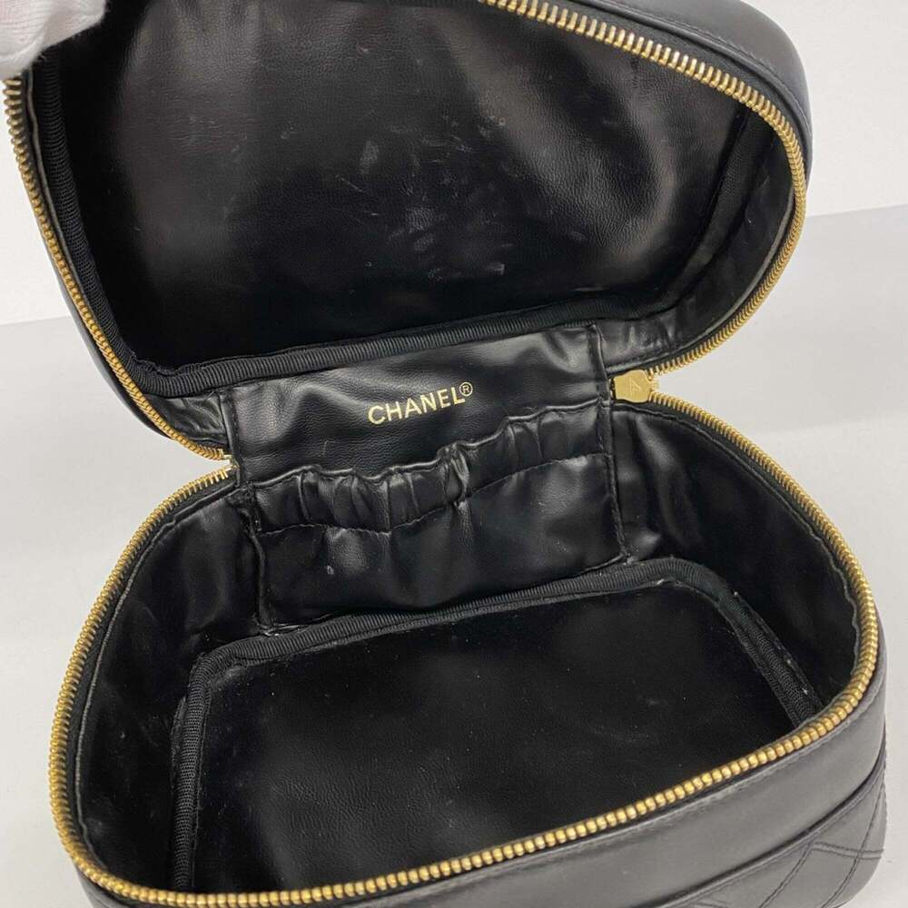 CHANEL Black Lambskin Leather Vanity Bag - Picture 4 of 11